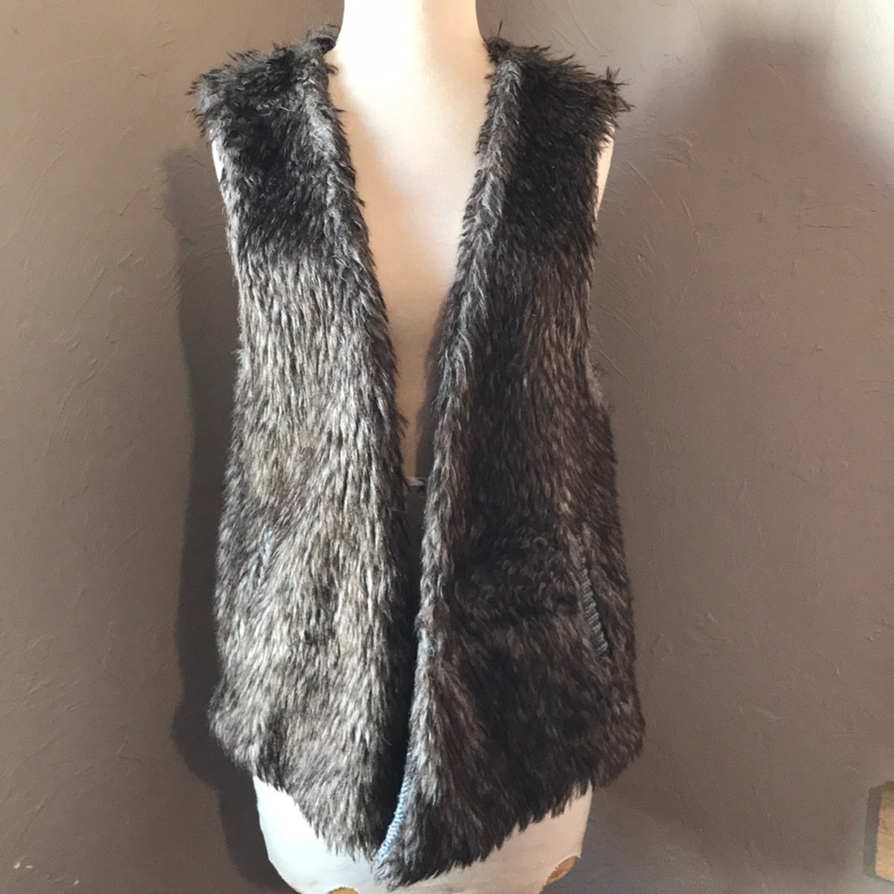 🚫Sold🚫 Faux fur grey vest